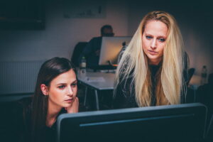 Women in a social setting, illustrating online dating and how men can start better conversations