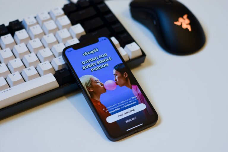 Man using a dating app on his smartphone, illustrating common online dating mistakes