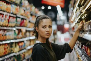 Man meeting a woman while grocery shopping, illustrating supermarket dating and real-life approach tips
