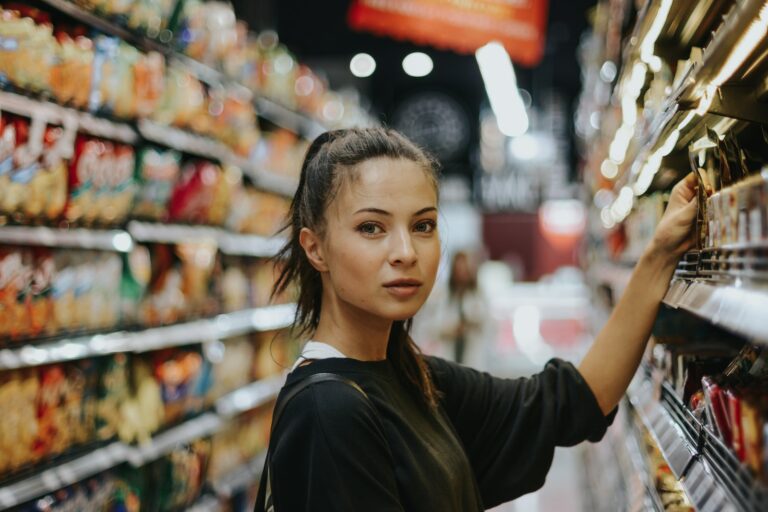 Man meeting a woman while grocery shopping, illustrating supermarket dating and real-life approach tips