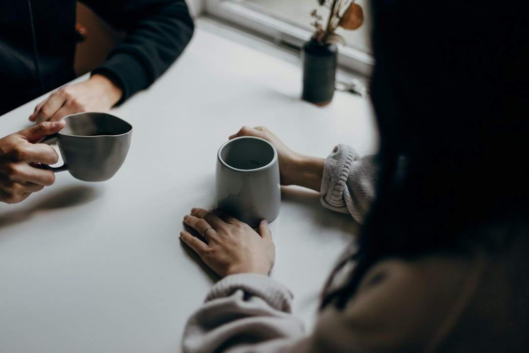 Two people talking over coffee on a date